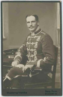 Zdjęcie mężczyzny, żołnierza 5. Regimentu Huzarów w Słupsku - portret siedzący
