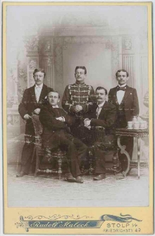Zdjęcie grupy pięciu mężczyzn, w tym jednego żołnierza w mundurze 5. Regimentu Huzarów w Słupsku - portret całosylwetkowy