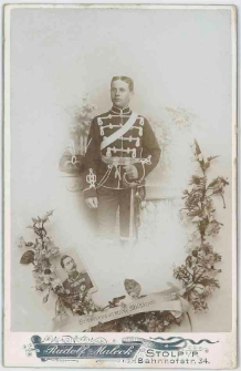 Zdjęcie mężczyzny, żołnierza w mundurze 5. Regimentu Huzarów w Słupsku - portret do kolan