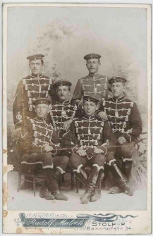 Zdjęcie grupy sześciu mężczyzn, żołnierzy w mundurach 5. Regimentu Huzarów w Słupsku - portret całosylwetkowy