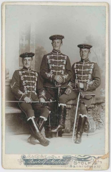 Zdjęcie grupy trzech mężczyzn, żołnierzy w mundurach 5. Regimentu Huzarów w Słupsku - portret całosylwetkowy