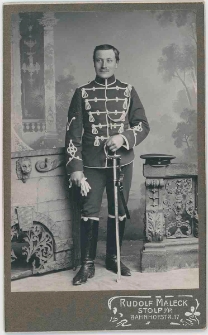 Zdjęcie mężczyzny, żołnierza w mundurze 5. Regimentu Huzarów w Słupsku - portret całosylwetkowy