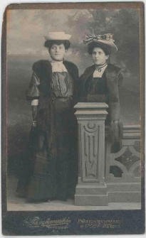 Zdjęcie dwóch kobiet - portret całopostaciowy