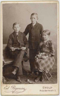 Zdjęcie trojga dzieci - portret całopostaciowy