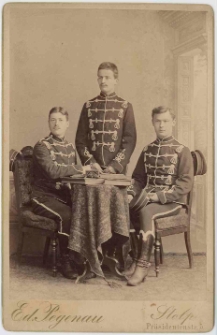 Zdjęcie grupy trzech mężczyzn, żołnierzy w mundurach 5. Regimentu Huzarów w Słupsku - portret całosylwetkowy