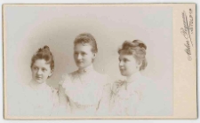 Zdjęcie grupy trzech młodych kobiet - popiersie