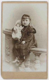 Zdjęcie dziewczynki z lalką - portret siedzący