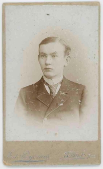 Zdjęcie młodego mężczyzny - popiersie