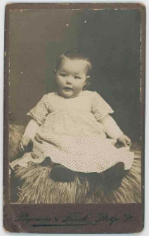 Zdjęcie małego dziecka - portret siedzący