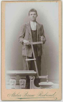 Zdjęcie młodego mężczyzny - portret całopostaciowy