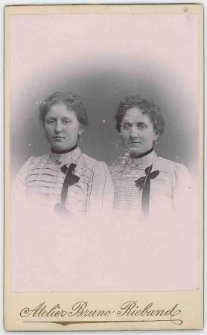 Zdjęcie dwóch młodych kobiet - portret siedzący