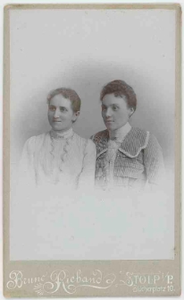 Zdjęcie dwóch młodych kobiet - portret siedzący