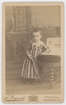 Zdjęcie małego dziecka - portret całopostaciowy