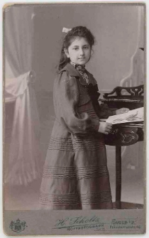 Zdjęcie młodej kobiety - portret do kolan