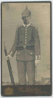 Zdjęcie mężczyzny w mundurze - portret do kolan