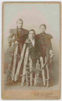 Zdjęcie trojga dzieci - portret całopostaciowy