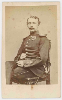 Zdjęcie mężczyzny w mundurze z medalami - portret siedzący