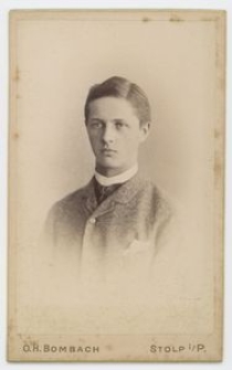 Zdjęcie młodego mężczyzny - popiersie