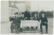 Mężczyźni przy stole