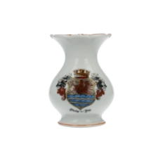 Flakon z herbem Słupska (Stolp) w koronie i z ozdobnymi labrami