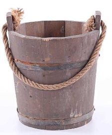 Wiadro ze spektaklu ,,Chłopi&rdquo;