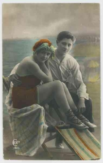 Pocztówka kolorowana przedstawiająca parę w scenerii plażowej