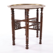 Stolik z metalowym okrągłym blatem