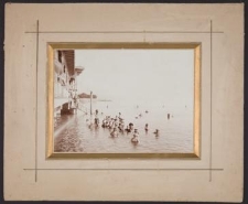 Fotografia czarno-biała przedstawiająca grupę kąpiących się mężczyzn i kobiet