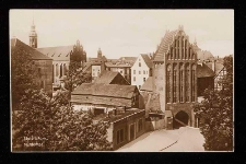 Brama Młyńska w Stolpie. W tle panorama lewobrzeżnego miasta