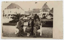 Poczt&oacute;wka fotograficzna, grupa na tle Domu Zdrojowego