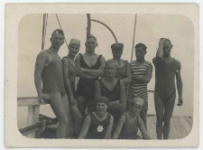 Fotografia, grupa w strojach kąpielowych na molo