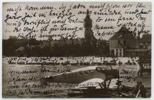 Poczt&oacute;wka, widok na plaże. Zakład kąpielowy w Sopocie i samolot