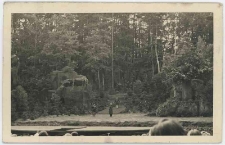 Fotografia czarno biała. Przedstawienie w Operze Leśnej w Sopocie