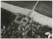 Fotografia, widok z g&oacute;ry na molo, skwer kuracyjny i dom zdrojowy