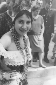 Tancerka w egzotycznym stroju