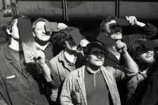 Pracownicy słupskiej Alki obserwujący zaćmienie słońca