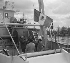 Trawler rybacki B 273-1 - podnoszenie bandery