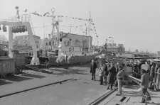 Trawler rybacki B 272-1 - podnoszenie bandery