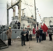 Trawler rybackiB 275-1-podnoszenie bandery