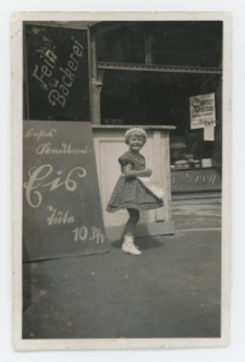 Black and white photograph showing a little girl in front of the &lsquo;Grey&rsquo; caf&eacute; in Sopot