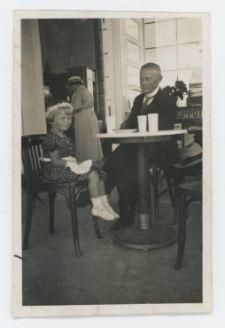 Fotografia czarno-biała przedstawiająca małą dziewczynkę we wnętrzu kawiarni &bdquo;Grey" w Sopocie