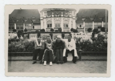 Fotografia czarno-biała przedstawiająca zołnierzy niemieckich siedzących przed Domem Zdrojowym