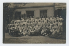 Fotografia czarno-biała, chorzy i personel medyczny przed lazaretem w hotelu &bdquo;Viktoria" w Sopocie