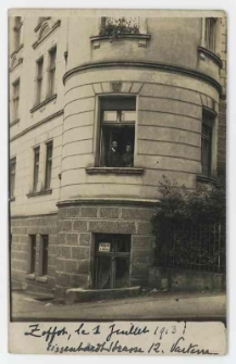 Poczt&oacute;wka fotograficzna, czarno-biała przedstawiająca narożnik kamienicy przy ul. Chopina i Sobieskiego w Sopocie (Eissenhardtstr. 12)