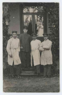 Poczt&oacute;wka czarno-biała przedstawiająca żołnierzy przed wejściem do lazaretu w hotelu 'Miramare'