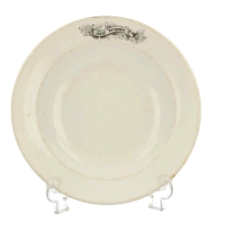 Eine tiefe Platte mit der Aufschrift &bdquo;Hotel Miramare&ldquo;