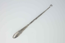 Stalowy hak do obuwia z monogramem MG