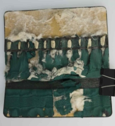 Etui z zielonej sk&oacute;ry z 12 miejscami na przybory