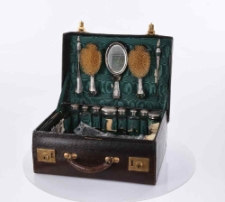 Kufer z przedmiotami związanymi z ruchem wolnomularskim