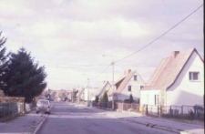 Ulica Juliusza Kossaka od strony ulicy Artura Grottgera (w tle bloki przy ulicy Braci Gierymskich)